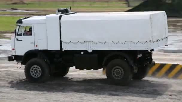 Kamaz-43501 springt van Springplank — Stockvideo