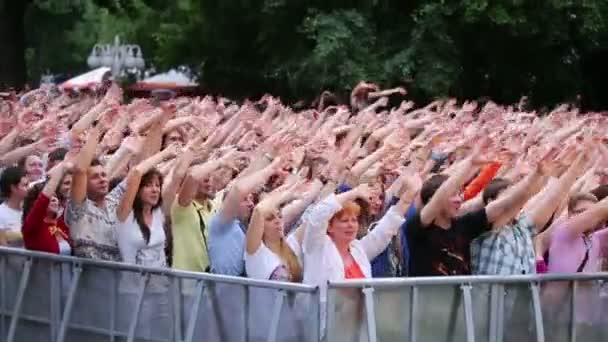 People watch performance of group Chaif — Stock Video