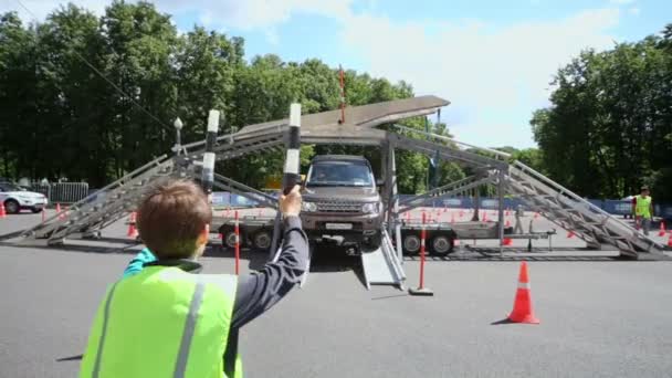 Garçon en veste uniforme avec des bâtons rayés — Video