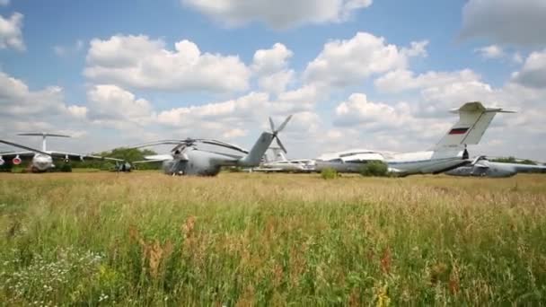 Flygplan och helikoptrar från service. — Stockvideo