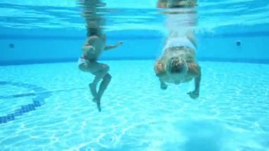 Anne ile kızı yüzme su altında