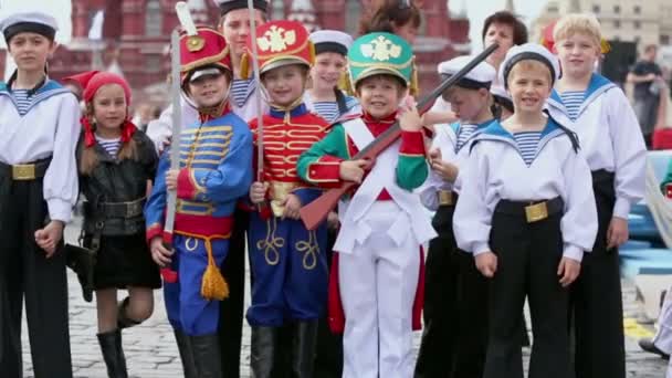 Kinderen op het Rode plein — Stockvideo