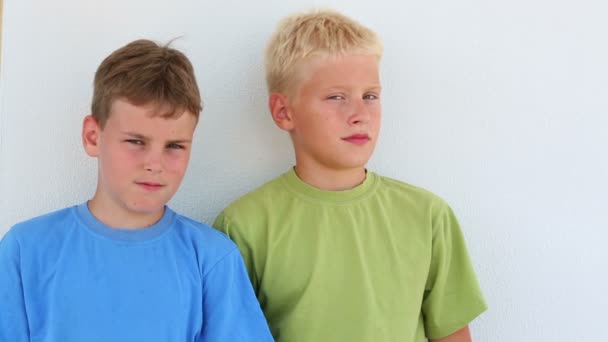 Dos chicos en camiseta de colores — Vídeos de Stock