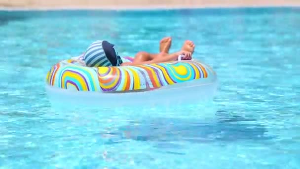 Мальчик плавает по надувному кругу — стоковое видео