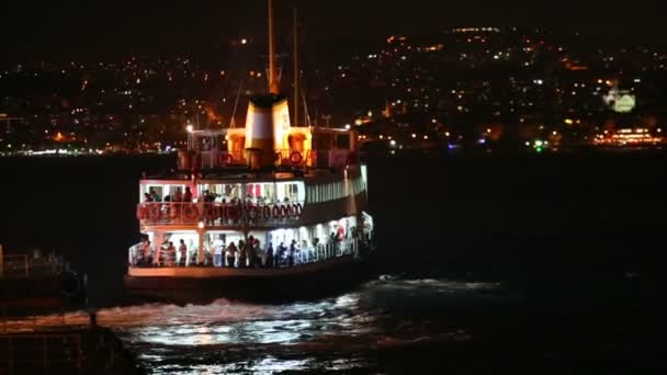 Passagerar fartyg seglar från stranden i Istanbul — Stockvideo