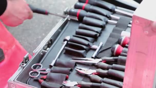 Mécanicien automobile organise boîte à outils 