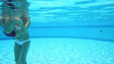 Anne oğlu ile iyi eğlenceler havuzda