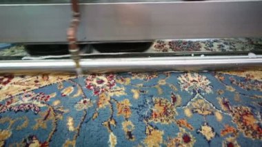 Makine halı renkli yün temizler