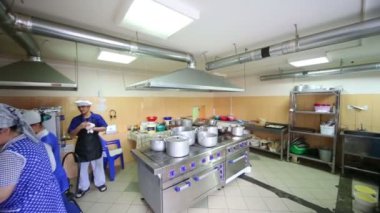 Aşçılar büyük restoran mutfağında çalışması