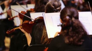Orkestrada sahne Konservatuarı üzerinde oynarken kemancılar
