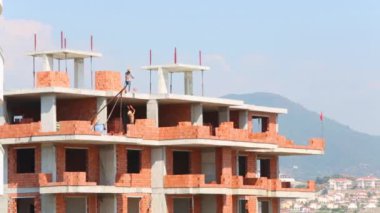 İşçi tuğla bir tane atar.