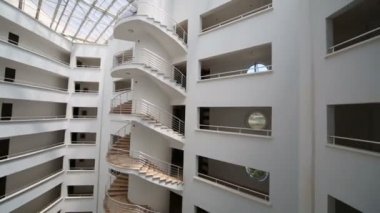 Otel lounge ile balkon ve sarmal merdiven