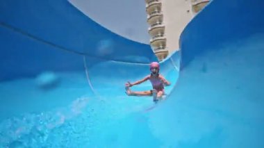 Kız mavi kaydırağı üzerinde rulo