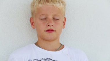 Sarı saçlı çocuk gülümseyen