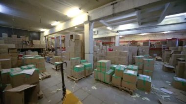 Geniş depolama alanı ile karton kutular