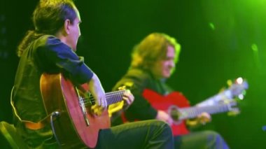 Roma Miroshnichenko oyun gitar ile müzisyen