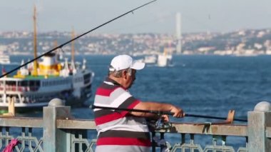 Balıkçı Galata Köprüsü'nde, Istanbul, Türkiye