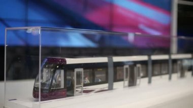 Cam kutusunda model tren