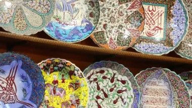 Renkli boyalı tabak rafına