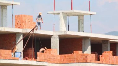İşçi tuğla bir tane atar.