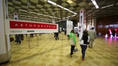 Uluslararası Sergi Salonu'nda insanlarda