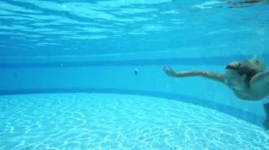 Güzel kız ve genç çocuk yüzer