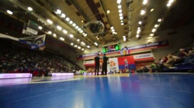 Ponpon kızlar basketbol sahasında dans ediyor.