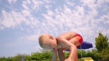 oyuncak tabanca ile küçük çocuk