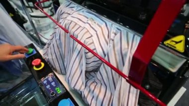 Ütü gömlek için makinede otomatik olarak geçiş yapma