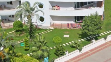 Otelin yakınında yeşil çim