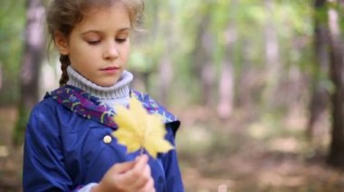 Sevimli küçük kız yaprak ile