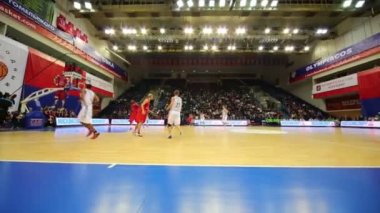 Takım basketbol oynuyor