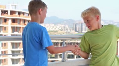 İki erkek birbirine selamlıyorum