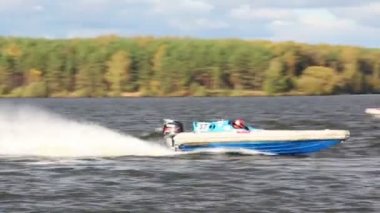 Güç tekne şamandıra döner