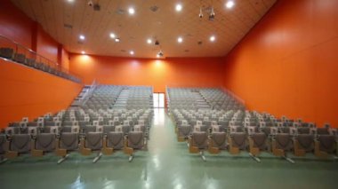 Boş sandalye satır boyunca hareket