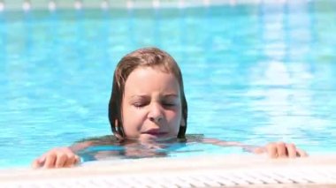 Kız havuz kenarından itti