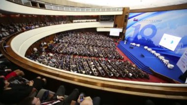 Seyirci ve sahne ile büyük Salonu