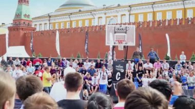 Adam basketbol hile yapar