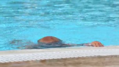 Küçük çocuk havuzdan alır