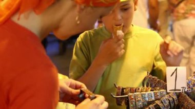 Kadın çocuk ile Hatıra Eşyası seçer