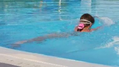 Küçük kız yüzmek ile koruyucu gözlük