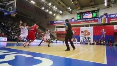 Takım basketbol oynuyor