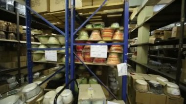 Uzun raflar ile büyük depo