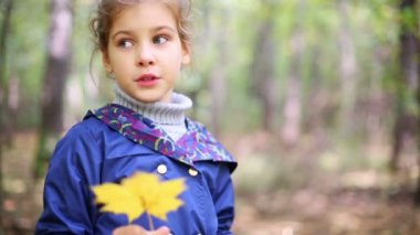 Sevimli küçük kız yaprak ile