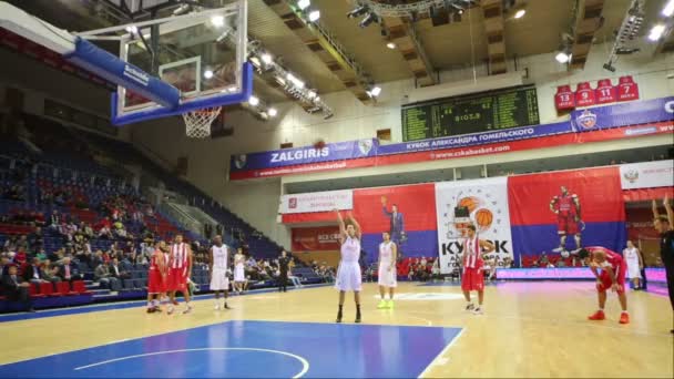 Olympiakos en Lokomotiv-Kuban spelen basketbal — Stockvideo