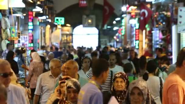 Menschen auf dem großen Basar in Istanbul — Stockvideo