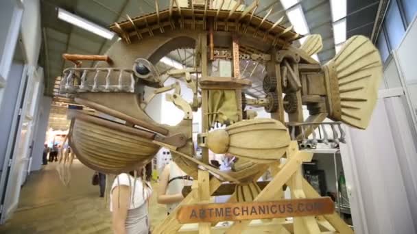 국제 전시회에서 artmechanicus의 특이 한 발명품 — 비디오