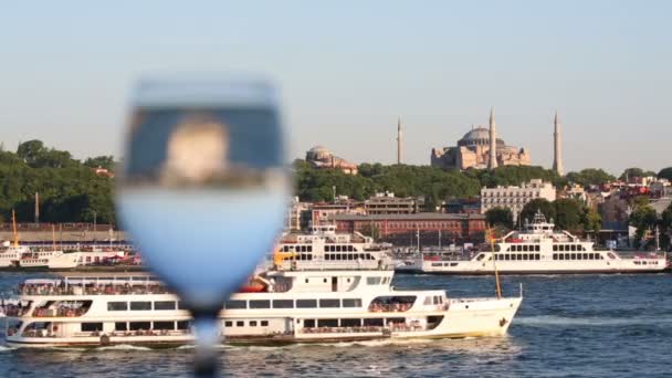 Wijnglas, schip en moskee in Istanbul — Stockvideo