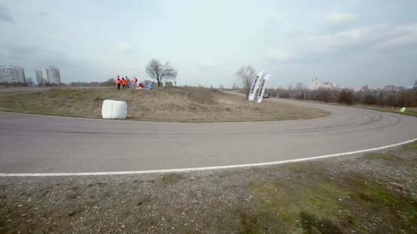 Carro de corrida passa estrada virar — Vídeo de Stock