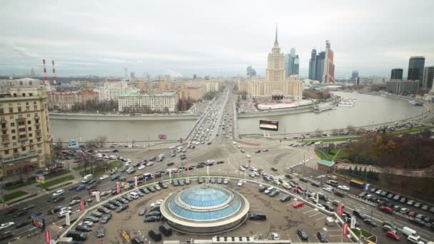 Stadtbild von Moskau mit Nowoarbatsky-Brücke und Hotel — Stockvideo